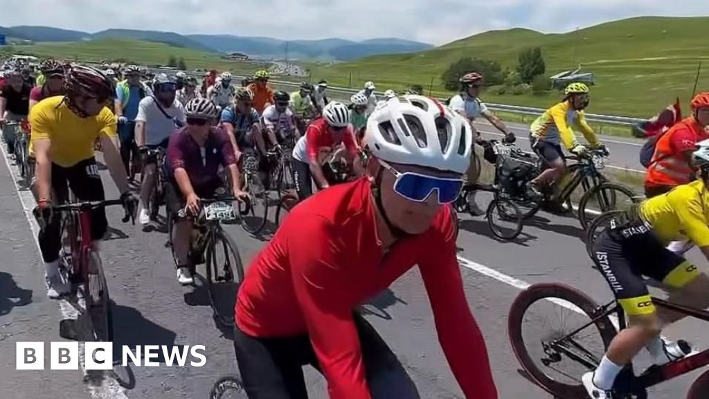 Thousands sign petition supporting Turkish governor after cycling tights row